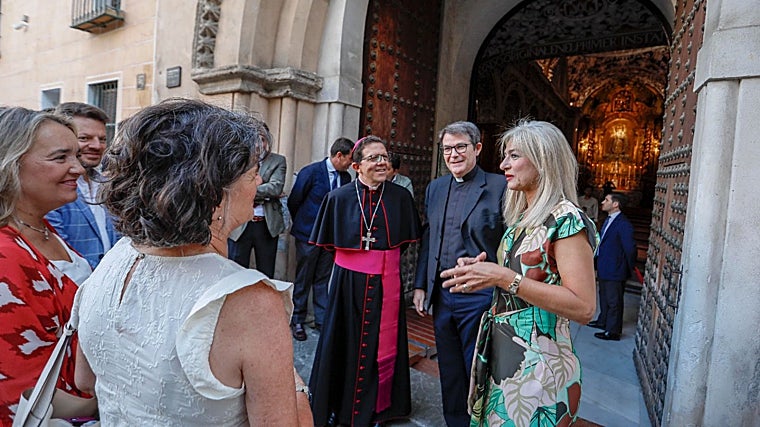 Ramón Valdivia, Miguel Ángel Núñez y Patricia del Pozo este viernes en la puerta de Santa María la Blanca