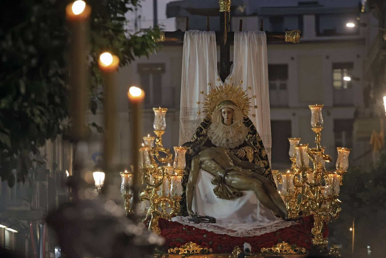 Un momento del traslado a la Catedral este sábado de la Piedad de la Hermandad del Baratillo