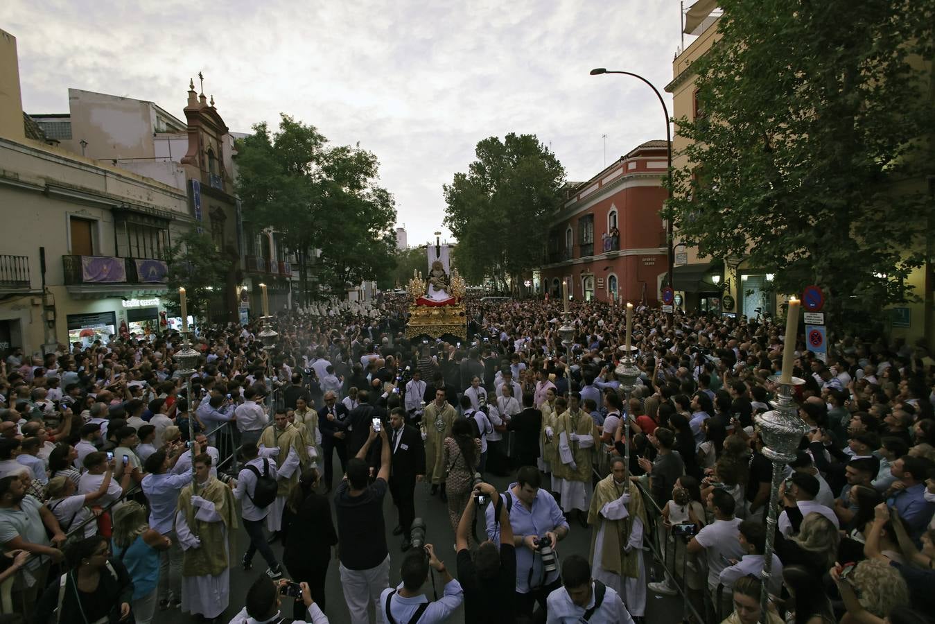 Un momento del traslado a la Catedral este sábado de la Piedad de la Hermandad del Baratillo