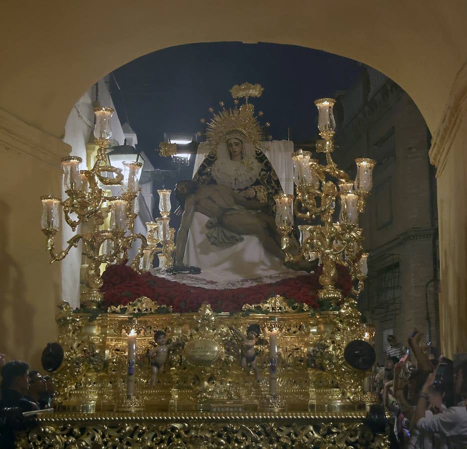 Un momento del traslado a la Catedral este sábado de la Piedad de la Hermandad del Baratillo