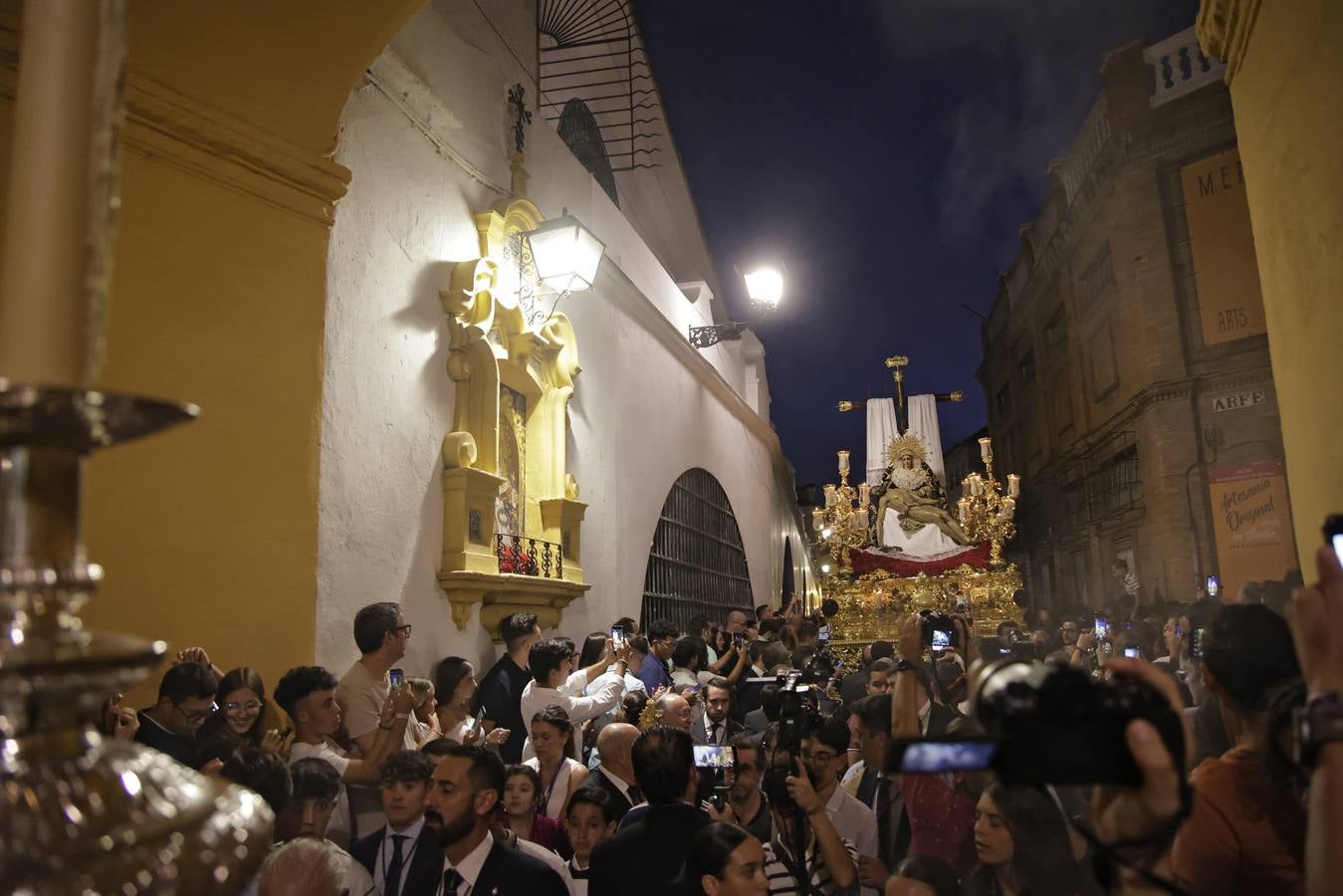 Un momento del traslado a la Catedral este sábado de la Piedad de la Hermandad del Baratillo