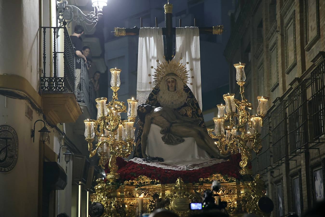 Un momento del traslado a la Catedral este sábado de la Piedad de la Hermandad del Baratillo
