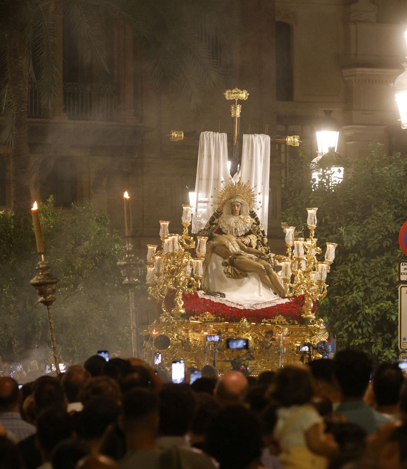 Un momento del traslado  a la Catedral este sábado de la Piedad de la Hermandad del Baratillo