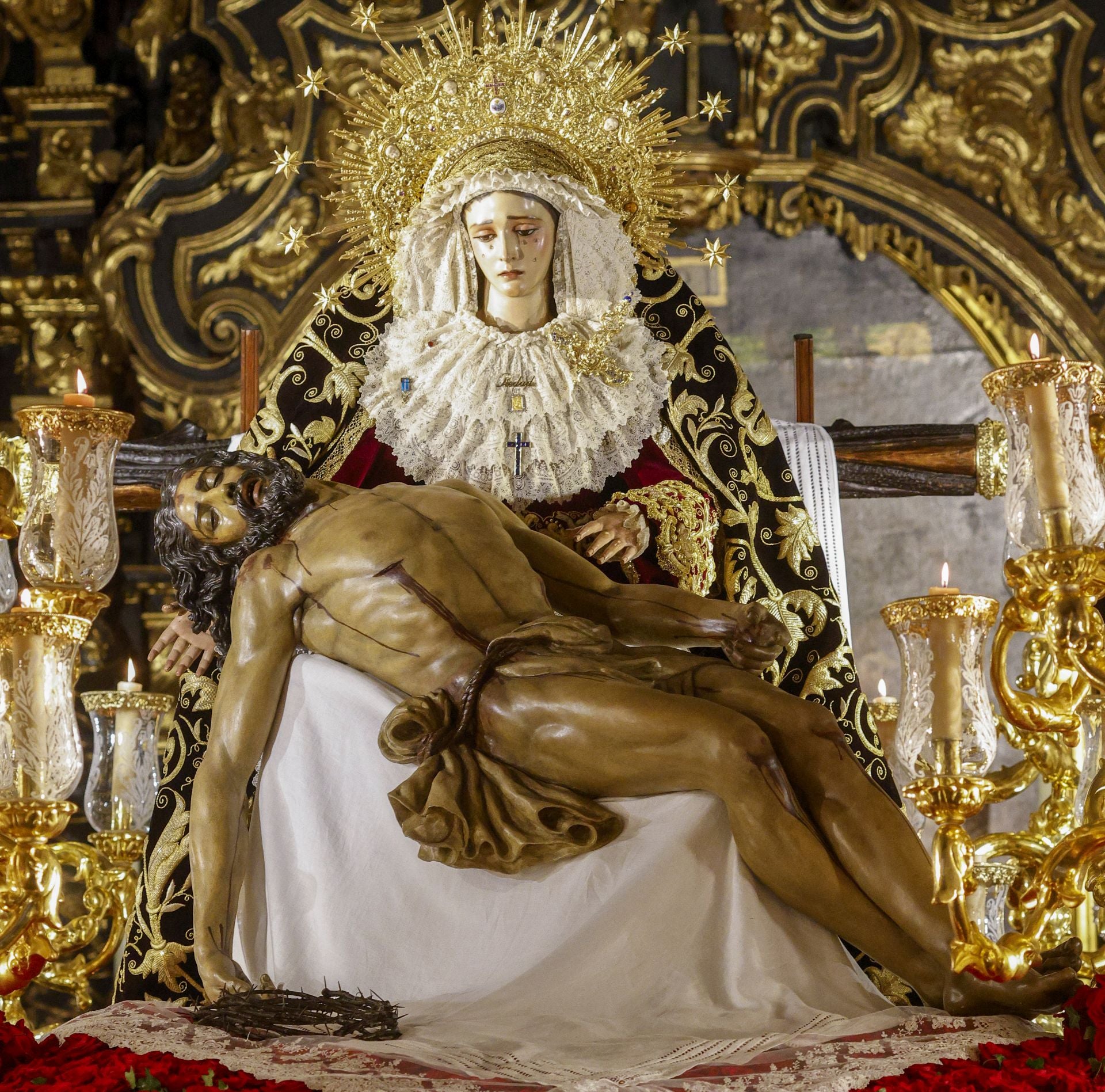 Un momento del traslado  a la Catedral este sábado de la Piedad de la Hermandad del Baratillo