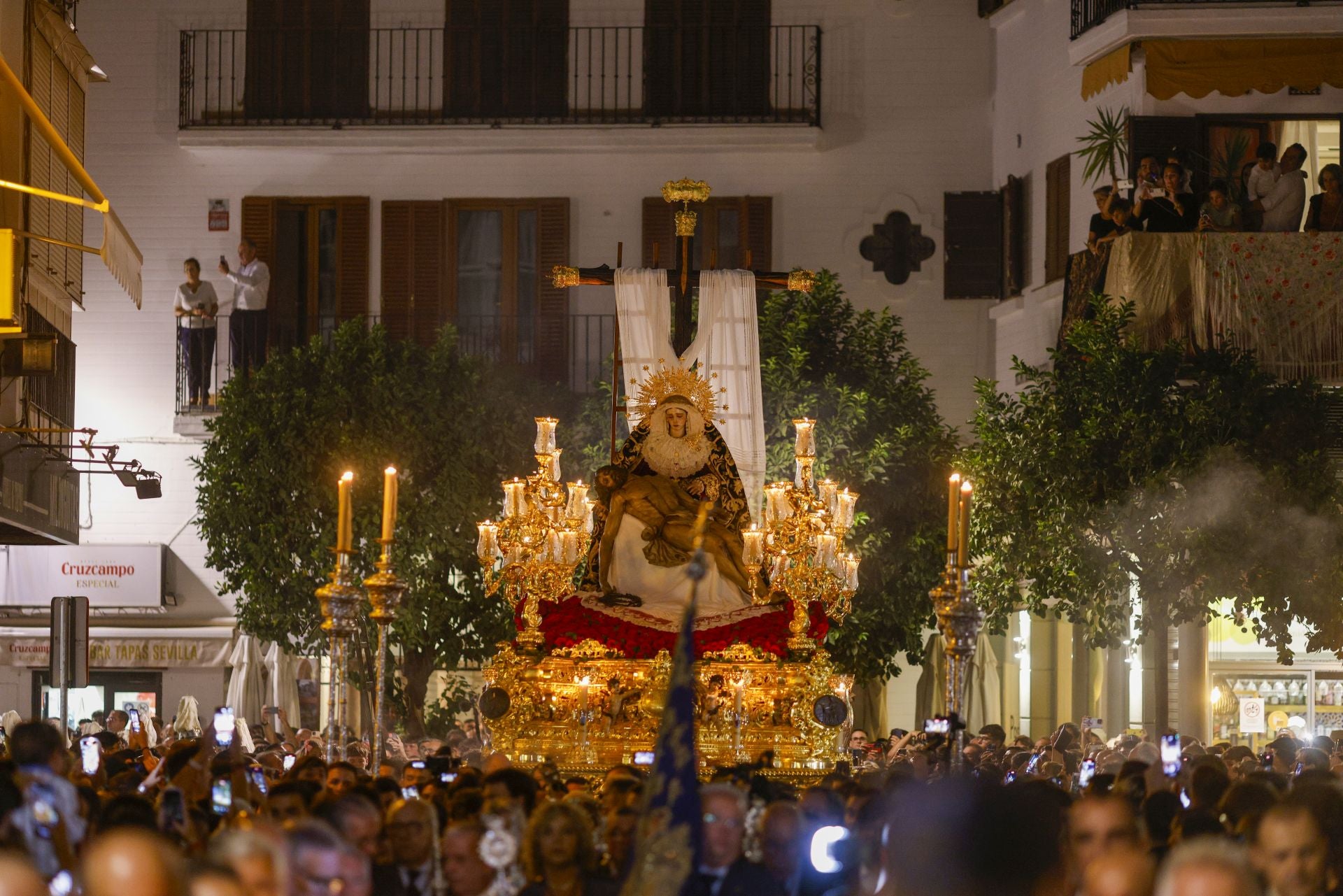 Un momento del traslado  a la Catedral este sábado de la Piedad de la Hermandad del Baratillo