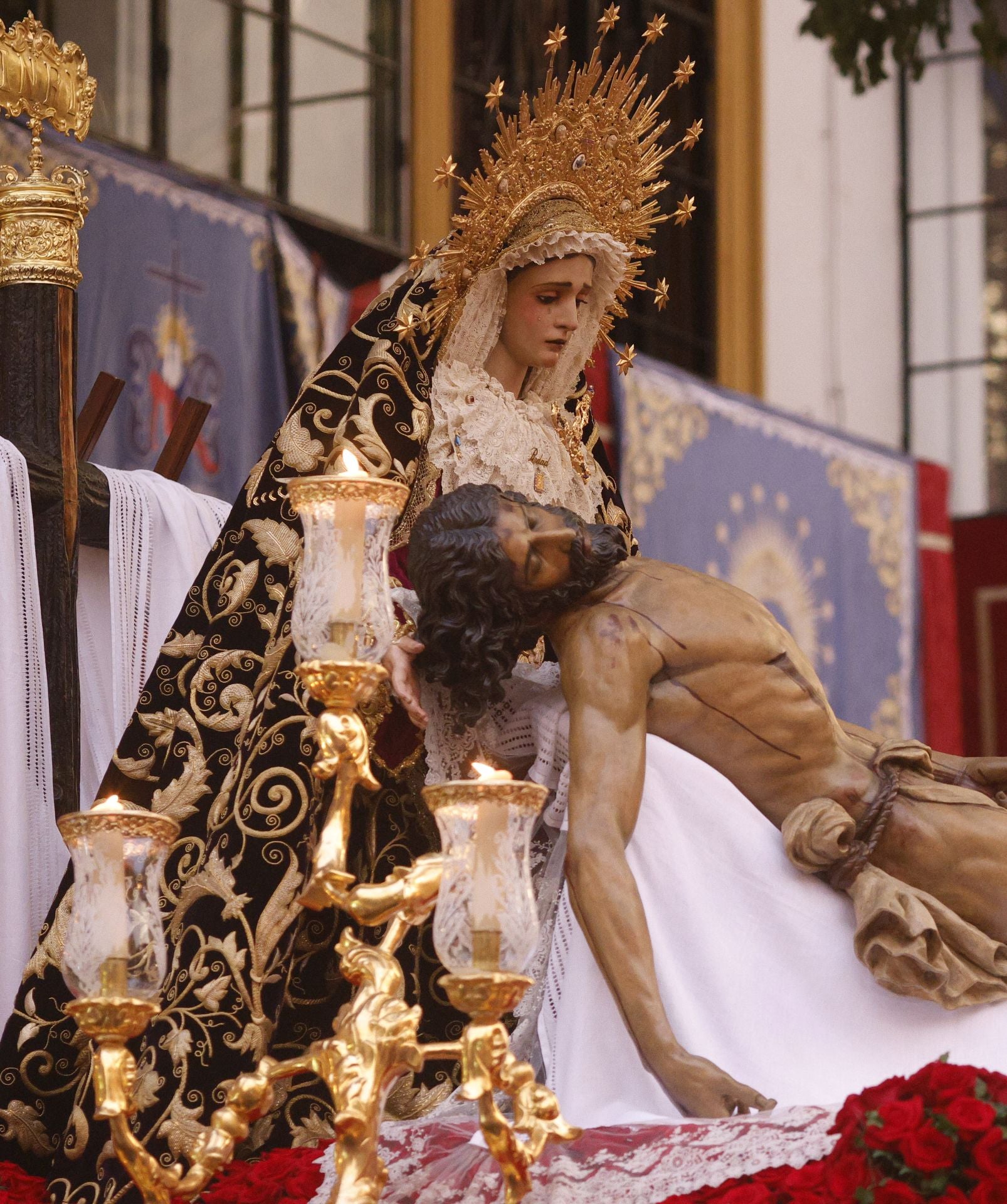Un momento del traslado  a la Catedral este sábado de la Piedad de la Hermandad del Baratillo