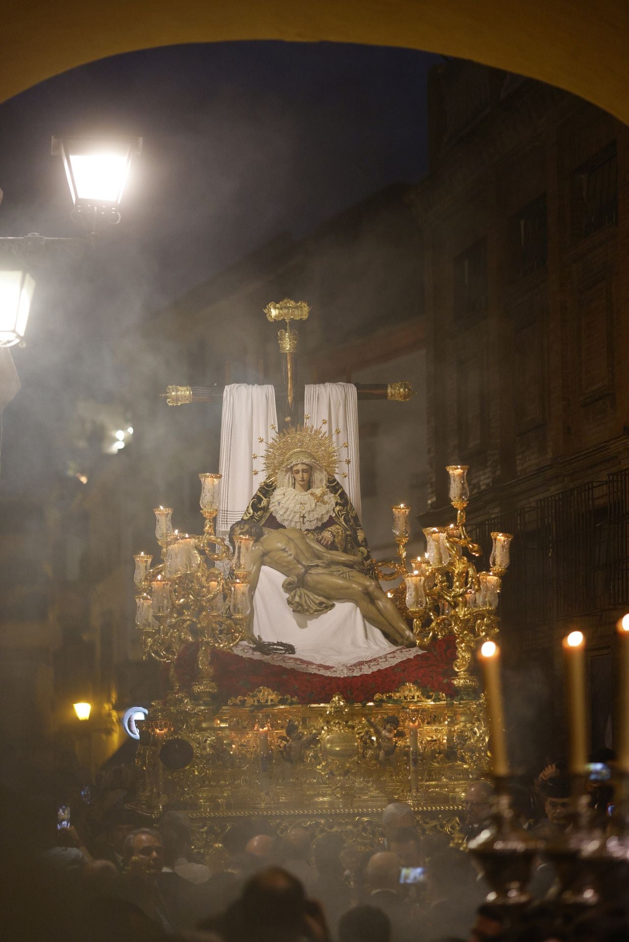 Un momento del traslado  a la Catedral este sábado de la Piedad de la Hermandad del Baratillo