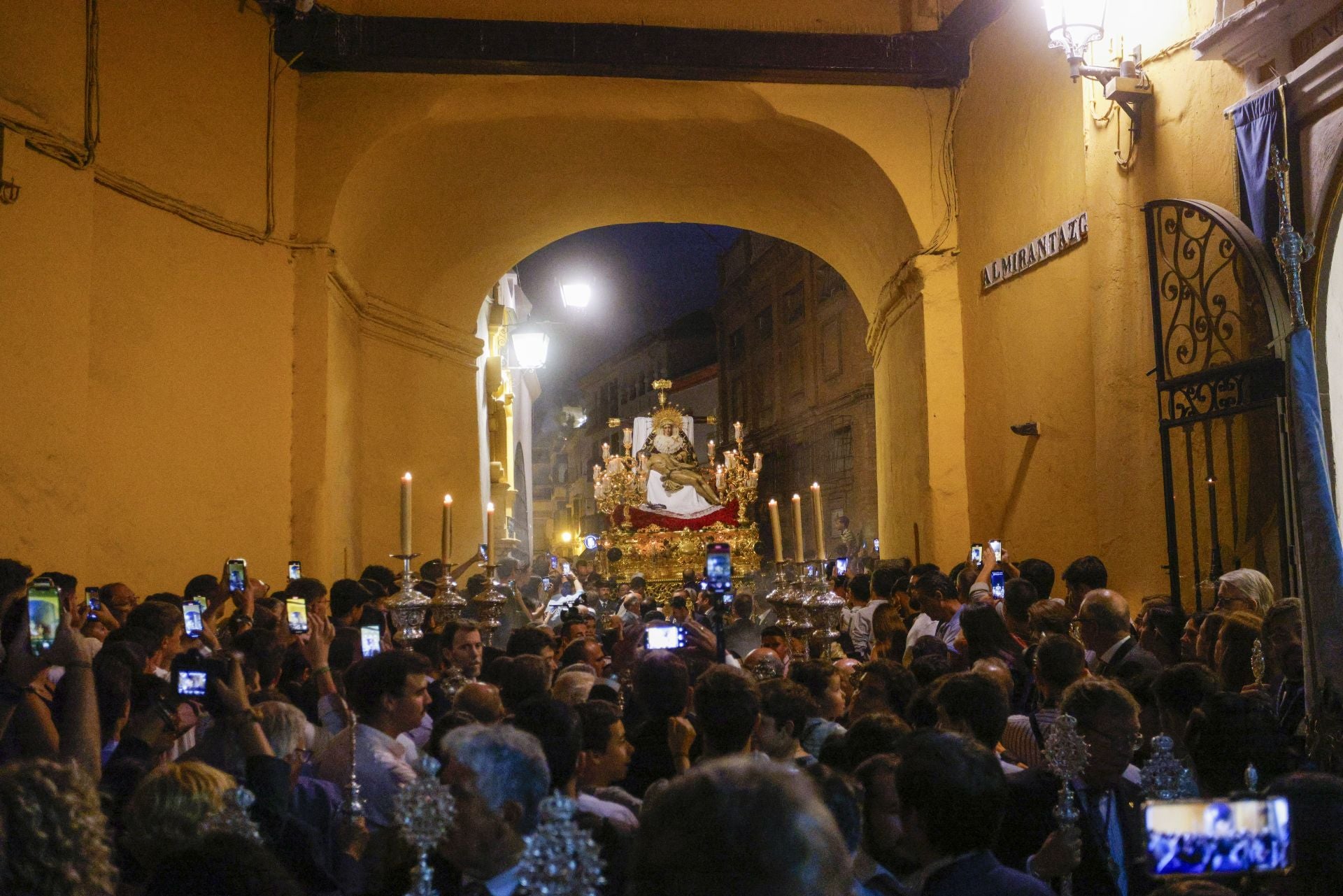 Un momento del traslado  a la Catedral este sábado de la Piedad de la Hermandad del Baratillo