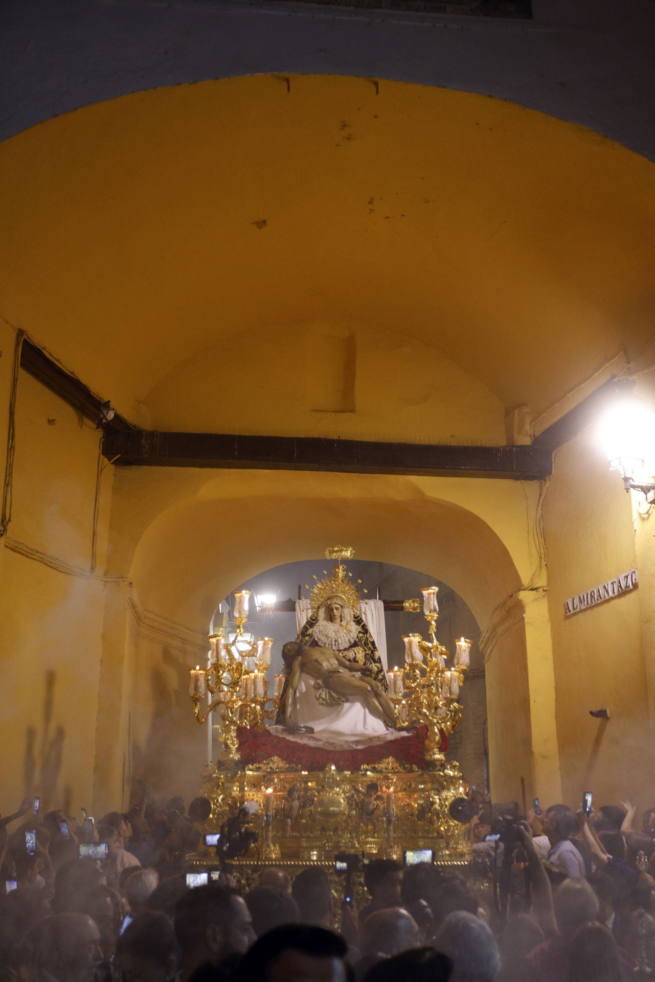 Un momento del traslado  a la Catedral este sábado de la Piedad de la Hermandad del Baratillo