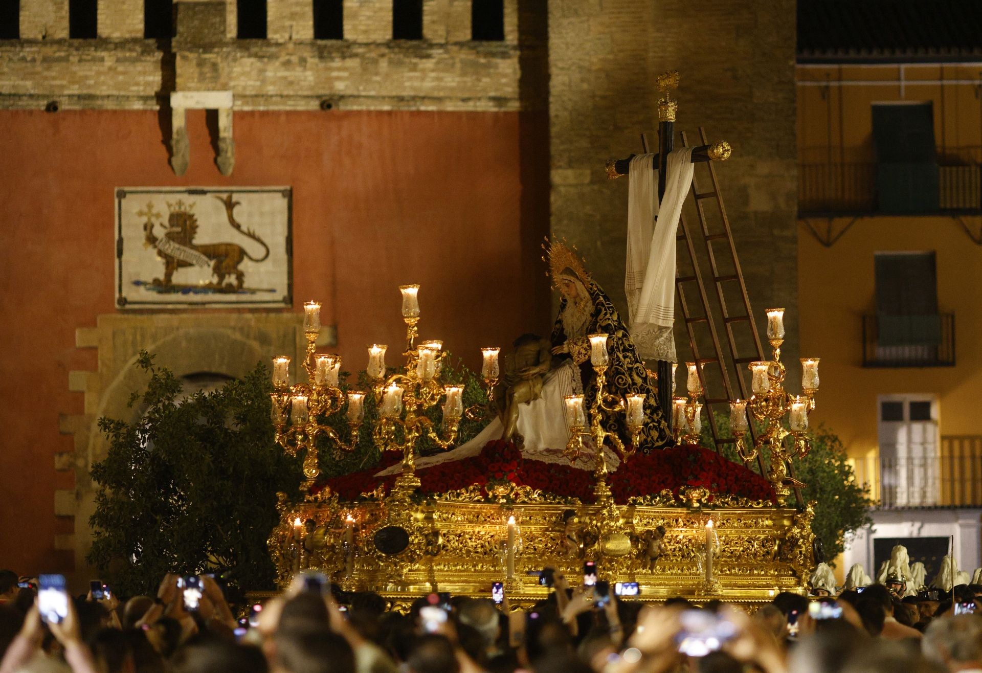 Un momento del traslado  a la Catedral este sábado de la Piedad de la Hermandad del Baratillo