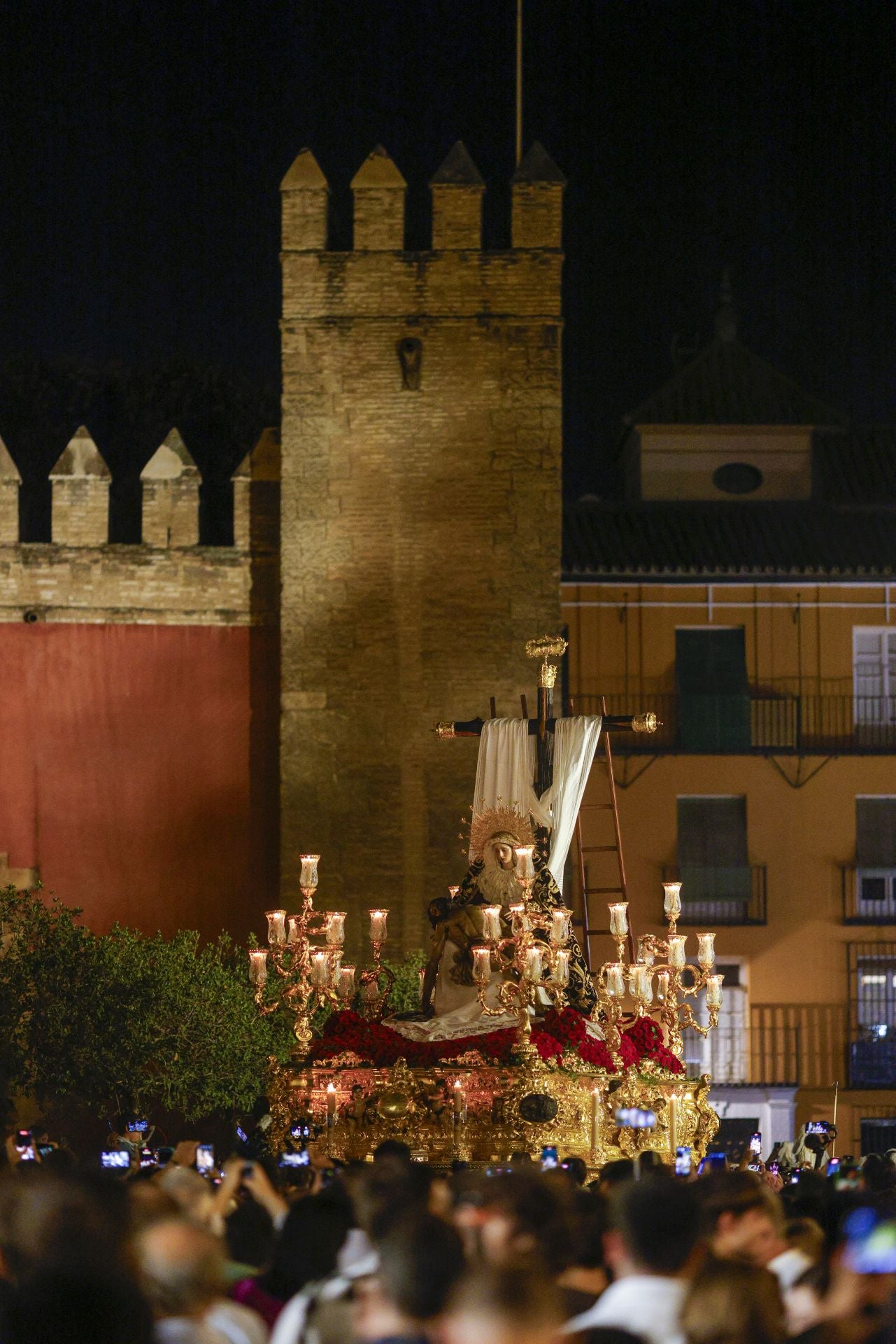 Un momento del traslado  a la Catedral este sábado de la Piedad de la Hermandad del Baratillo