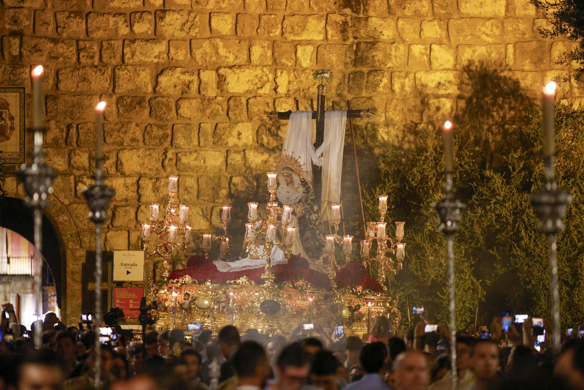 Un momento del traslado  a la Catedral este sábado de la Piedad de la Hermandad del Baratillo