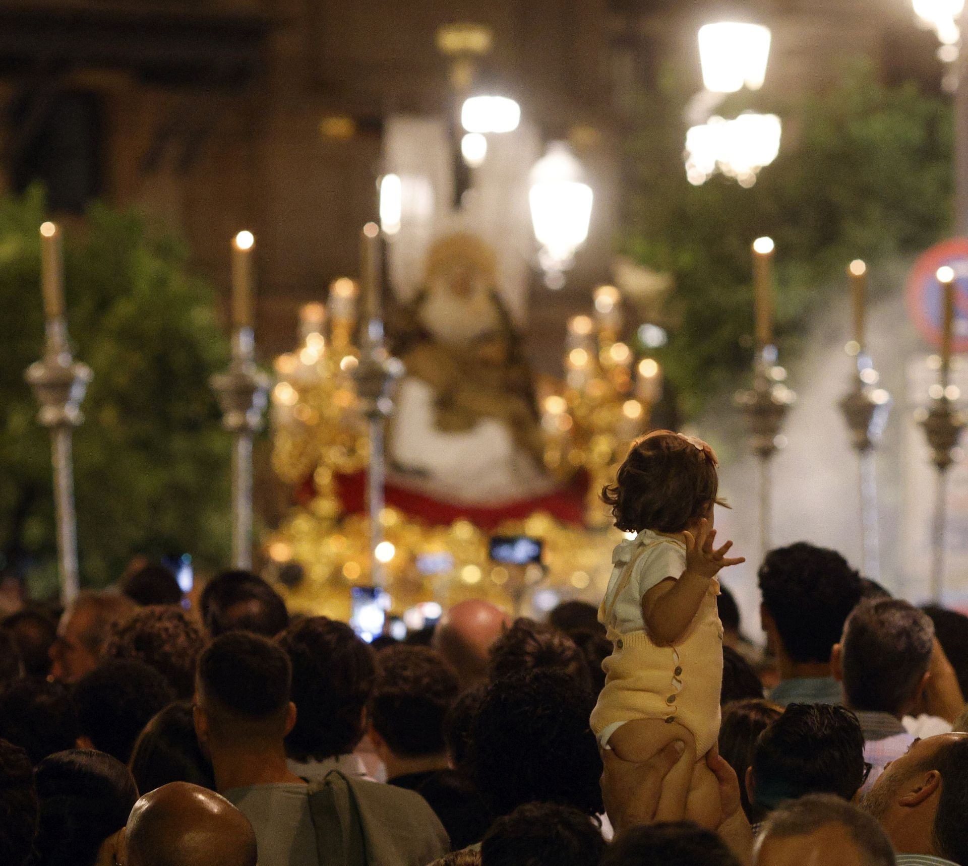 Un momento del traslado  a la Catedral este sábado de la Piedad de la Hermandad del Baratillo