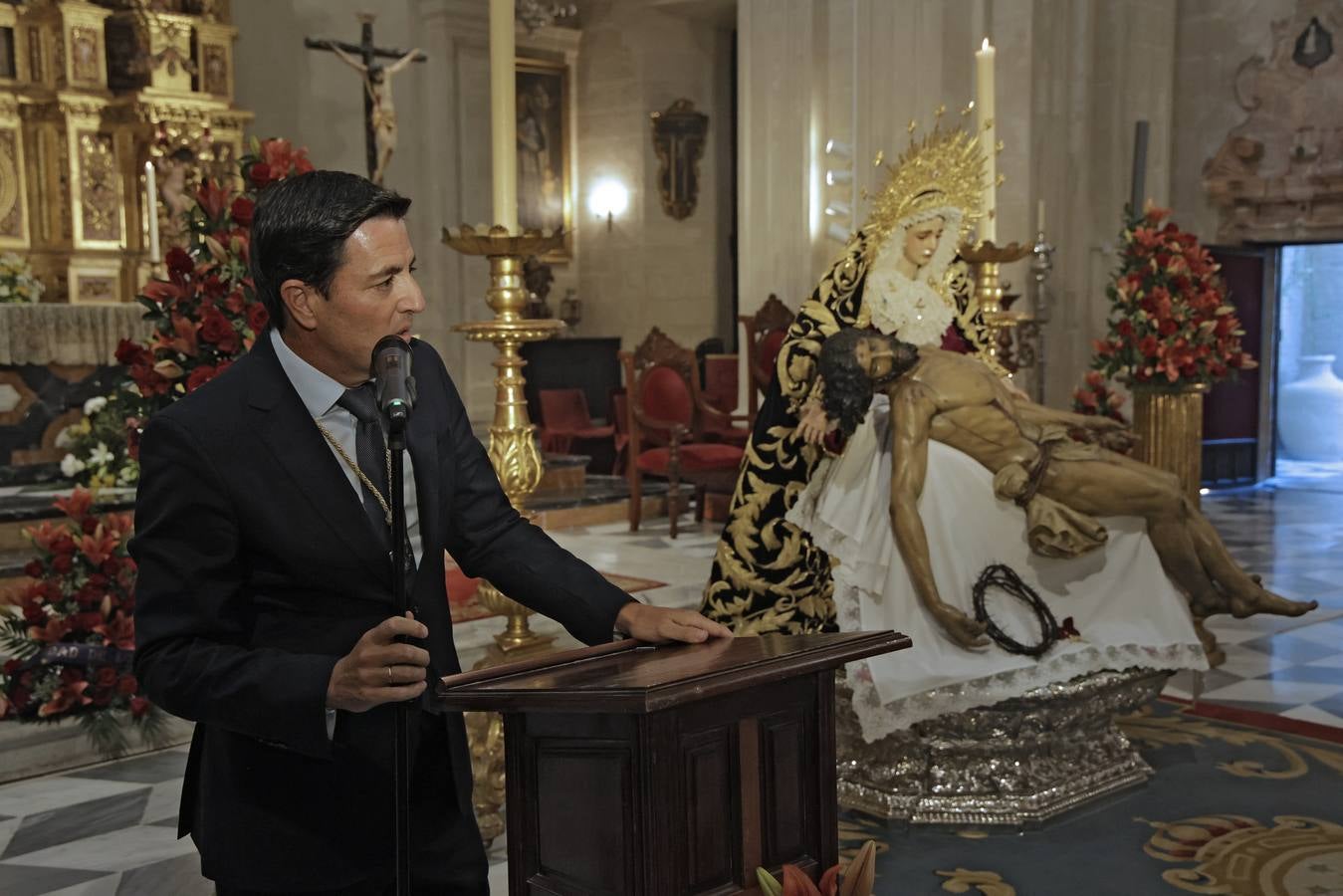 Acto de entrega de la réplica de la medalla de la ciudad a la Hermandad del Baratillo