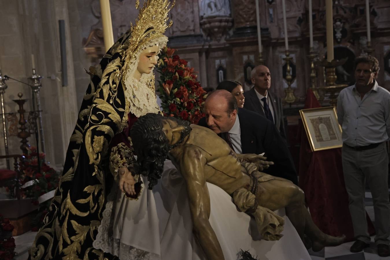 Acto de entrega de la réplica de la medalla de la ciudad a la Hermandad del Baratillo