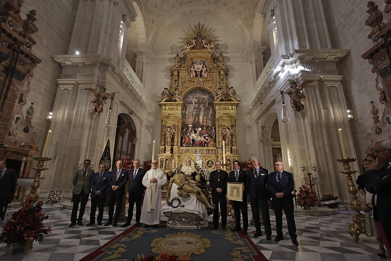 Acto de entrega de la réplica de la medalla de la ciudad a la Hermandad del Baratillo