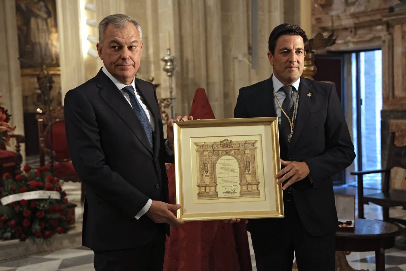 Acto de entrega de la réplica de la medalla de la ciudad a la Hermandad del Baratillo