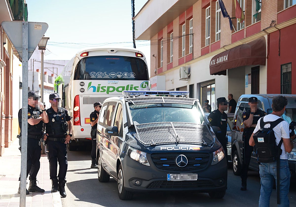 El hotel Sandra de Alcalá de Guadaíra ha acogido este lunes la llegada de un grupo de inmigrantes