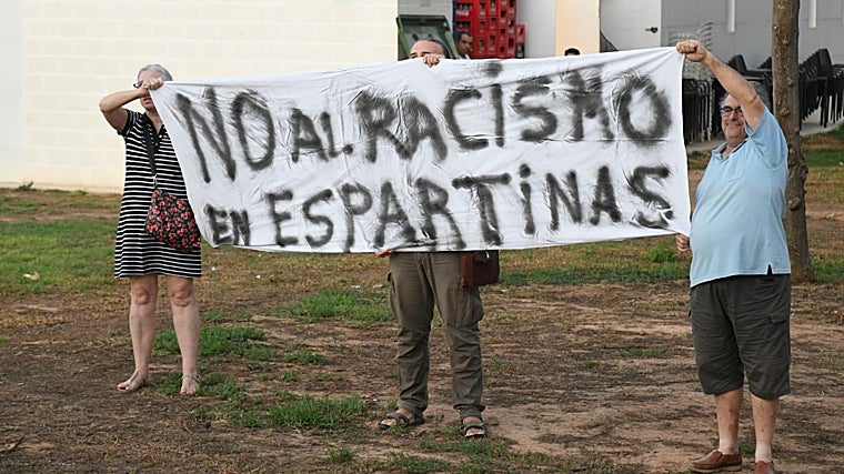 La pancarta desplegada por simpatizantes de Podemos e IU