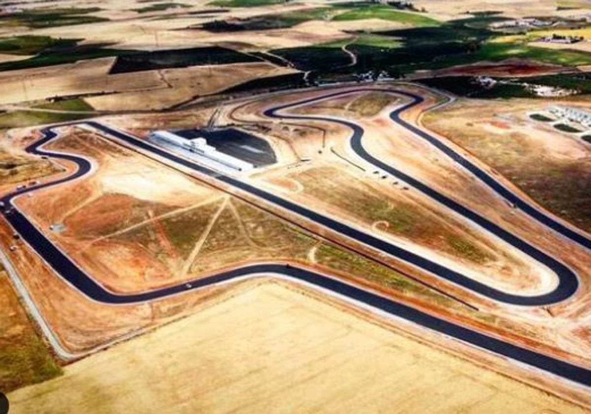 El Circuito de Sevilla, ubicado en el término municipal de Carmona, cuenta con una recta principal de más de 800 metros