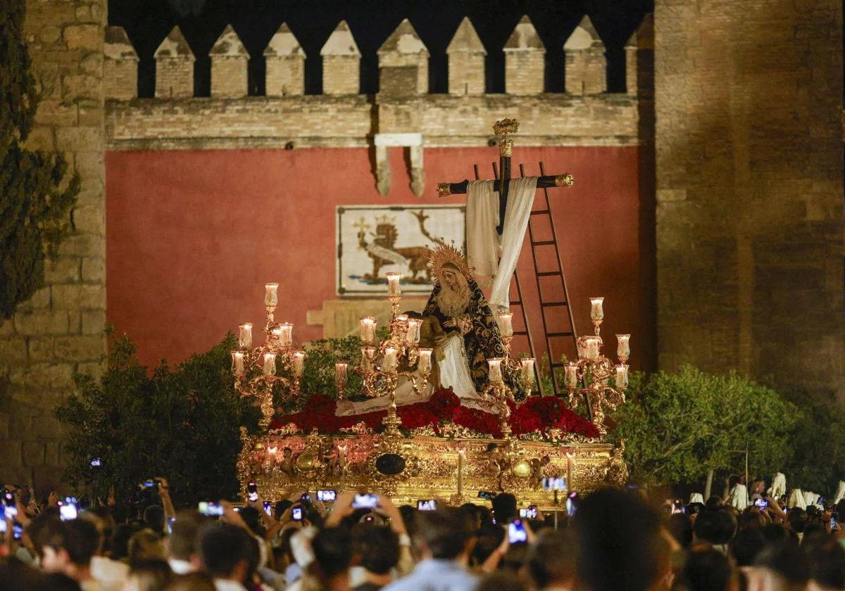 La Piedad del Baratillo delante de la Puerta del León del Alcázar durante su traslado a la Catedral