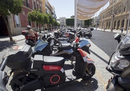 Más de 400 euros: esta es la multa por aparcar la moto o el patinete en la acera en Sevilla