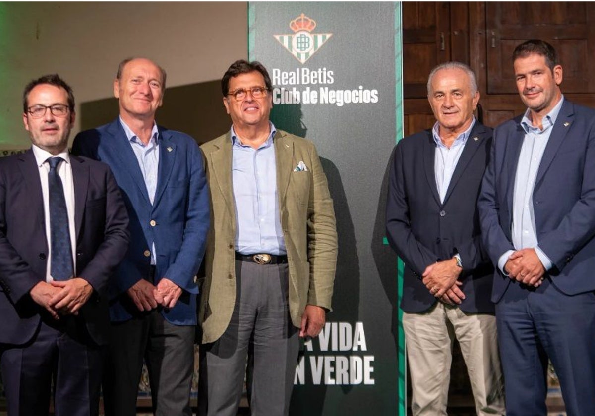 Juan Useros, director general de Negocios del Betis; Ricardo Díaz Andrés, consejero del club; Antonio Castaño, gerente de Sevilla City Office; Rafael Gordillo, director de Relaciones Institucionales y presidente de la Fundación Real Betis, y Ramón Alarcón, CEO del Real Club Balompié