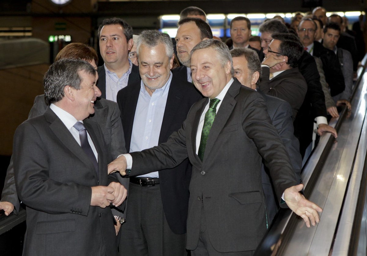 José Antonio Griñán, junto a José Blanco, Juan Espadas y Alfredo Sánchez Monteseirín en un acto en Santa Justa, fue quien enterró ese proyecto que se había adjudicado en 2009