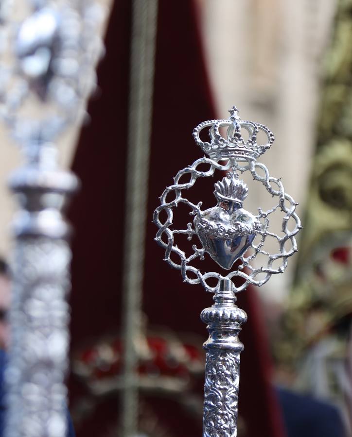 Procesión triunfal de la Virgen de la Piedad del Baratillo tras ser coronada