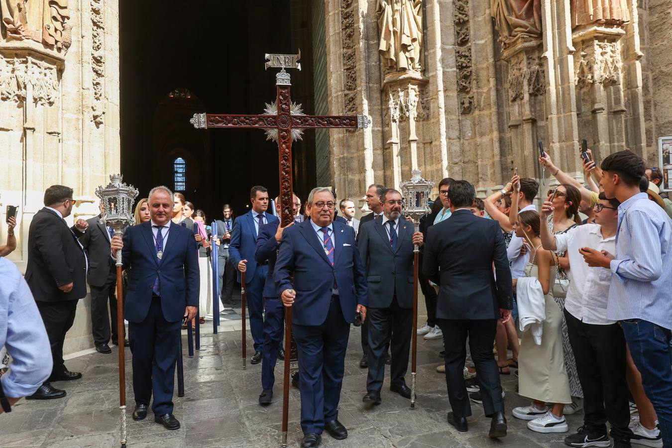 Procesión triunfal de la Virgen de la Piedad del Baratillo tras ser coronada