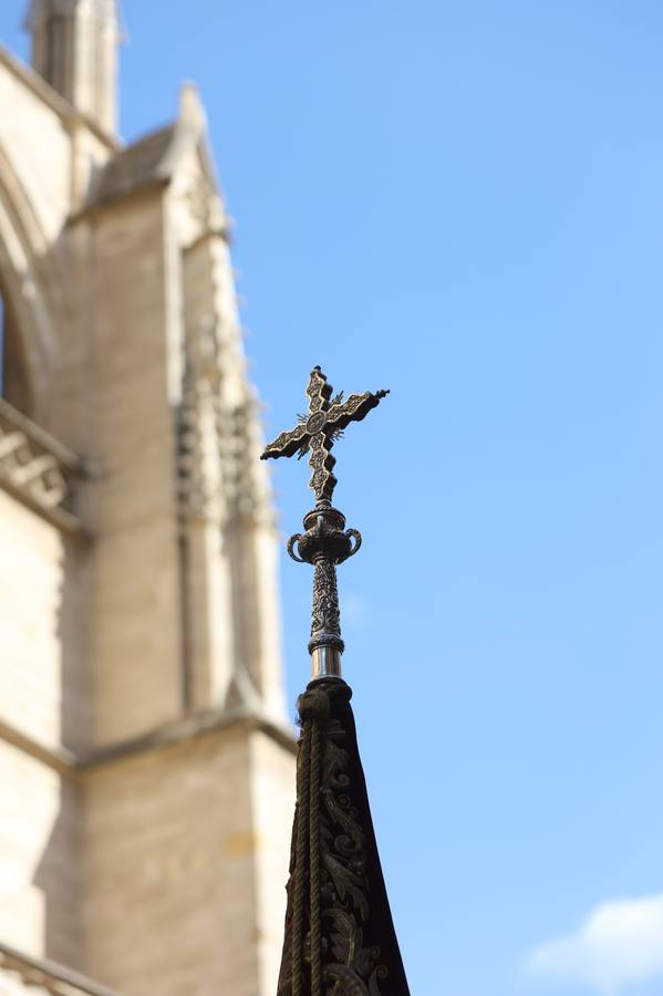 Procesión triunfal de la Virgen de la Piedad del Baratillo tras ser coronada