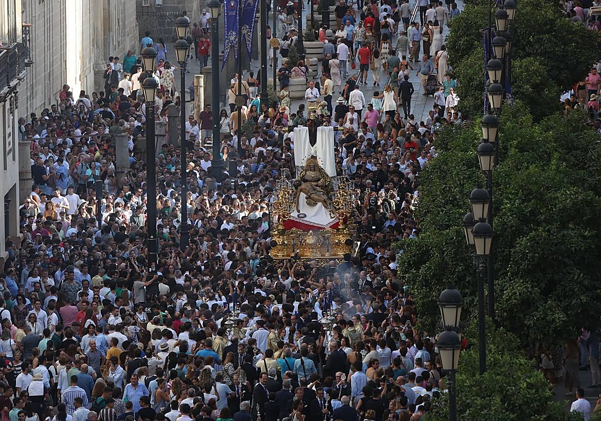 Procesión triunfal de la Virgen de la Piedad del Baratillo tras ser coronada