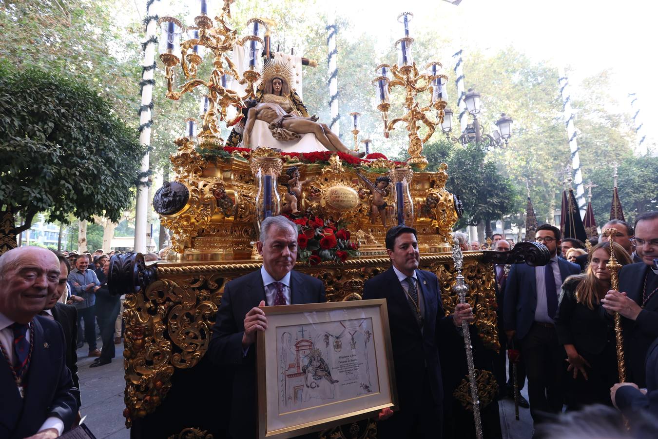 Procesión triunfal de la Virgen de la Piedad del Baratillo tras ser coronada