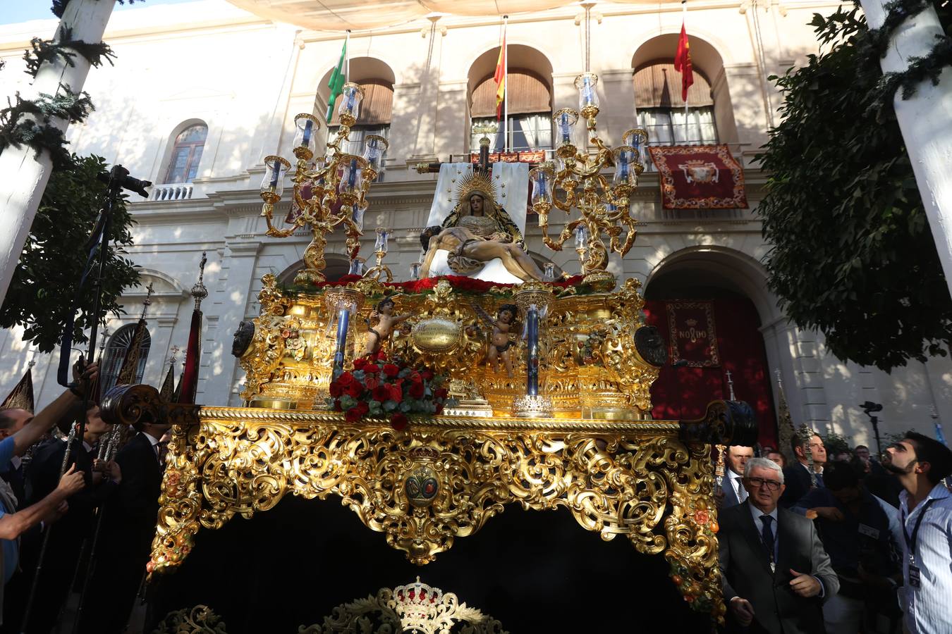 Procesión triunfal de la Virgen de la Piedad del Baratillo tras ser coronada