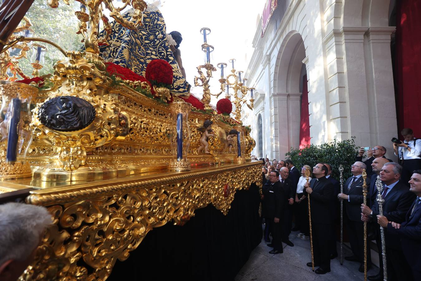 Procesión triunfal de la Virgen de la Piedad del Baratillo tras ser coronada