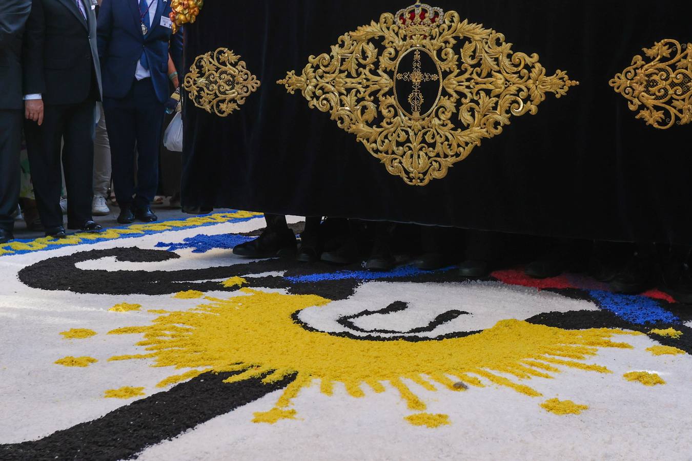 Procesión triunfal de la Virgen de la Piedad del Baratillo tras ser coronada
