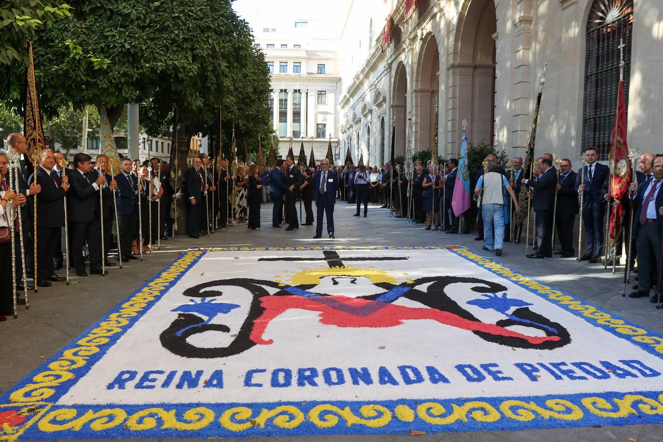 Procesión triunfal de la Virgen de la Piedad del Baratillo tras ser coronada