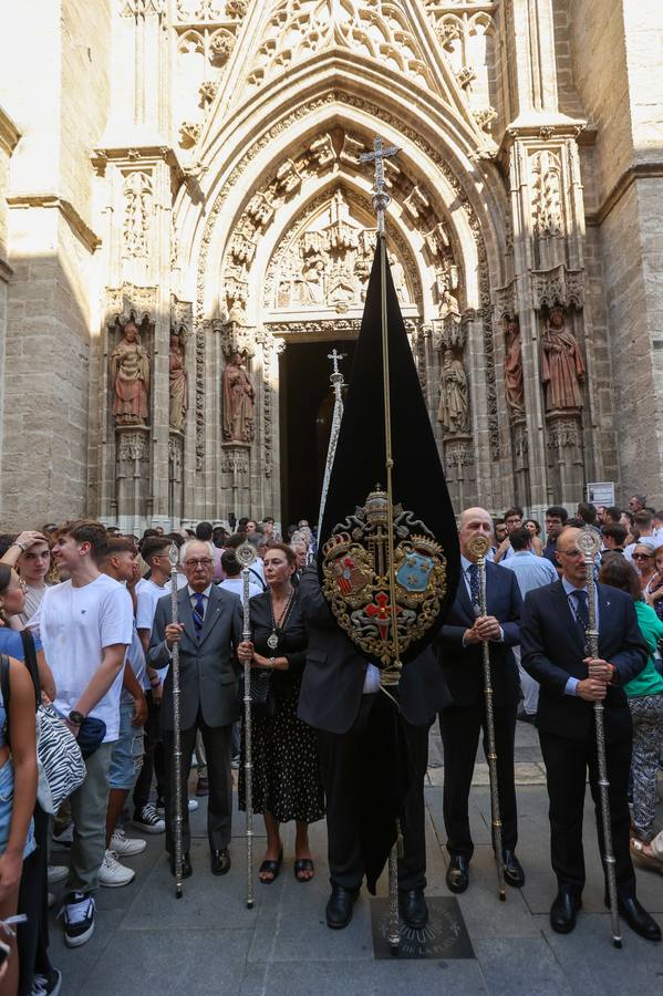 Procesión triunfal de la Virgen de la Piedad del Baratillo tras ser coronada