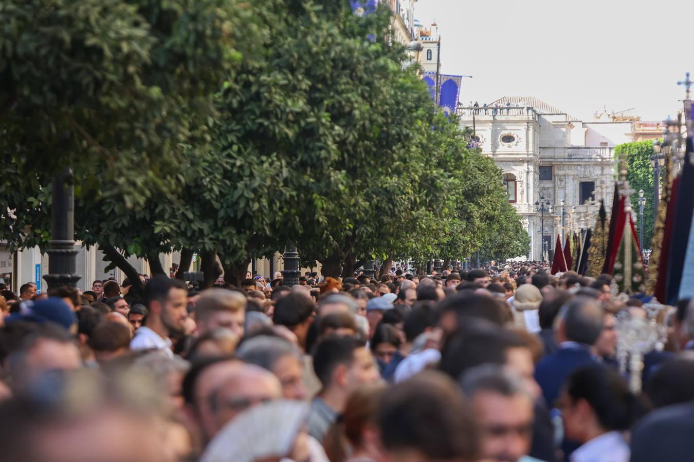 Procesión triunfal de la Virgen de la Piedad del Baratillo tras ser coronada