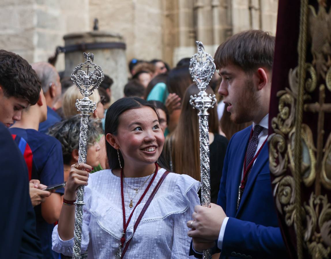 Procesión triunfal de la Virgen de la Piedad del Baratillo tras ser coronada