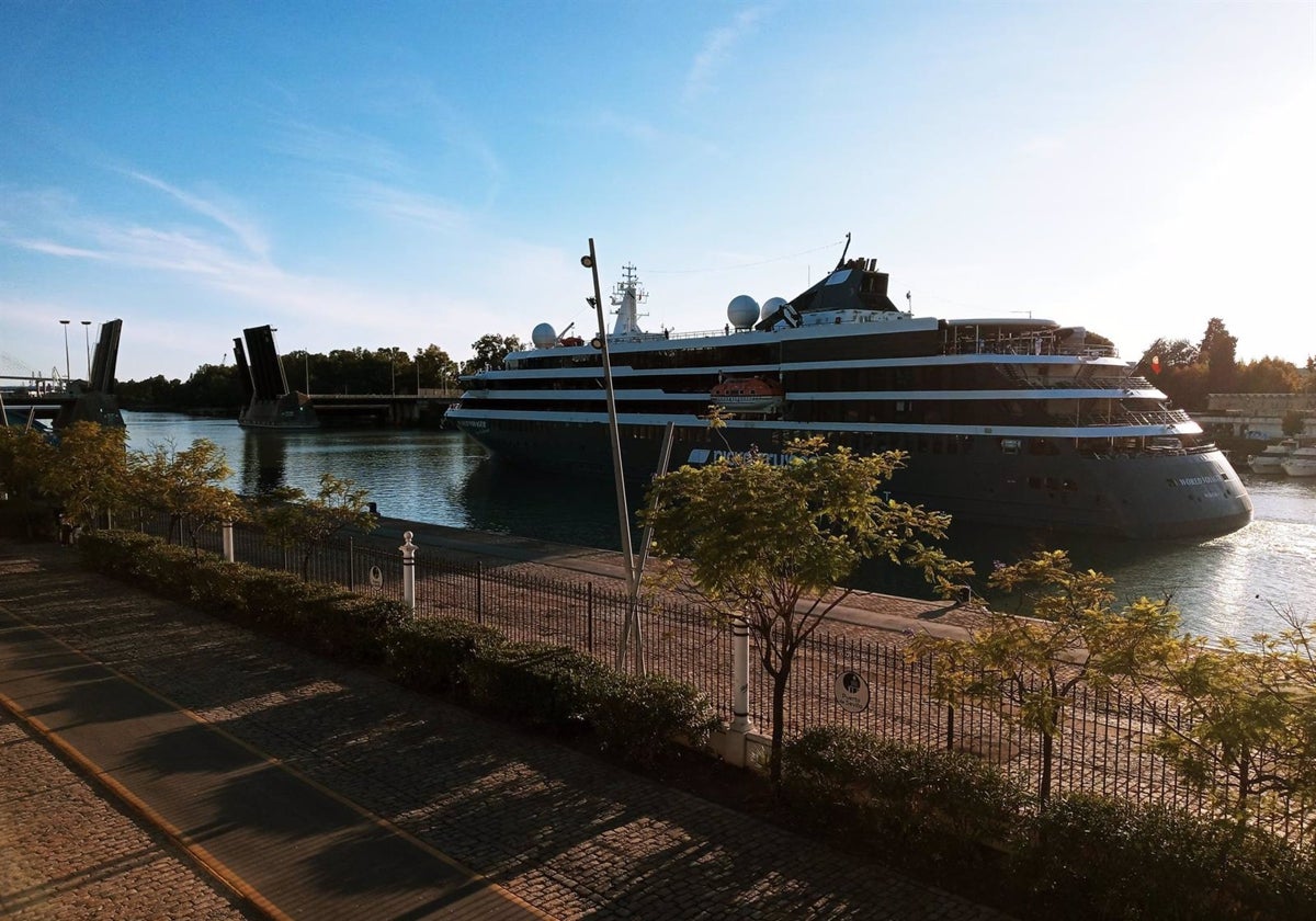 Un crucero sale del puerto de Sevilla tras permanecer dos días atracados