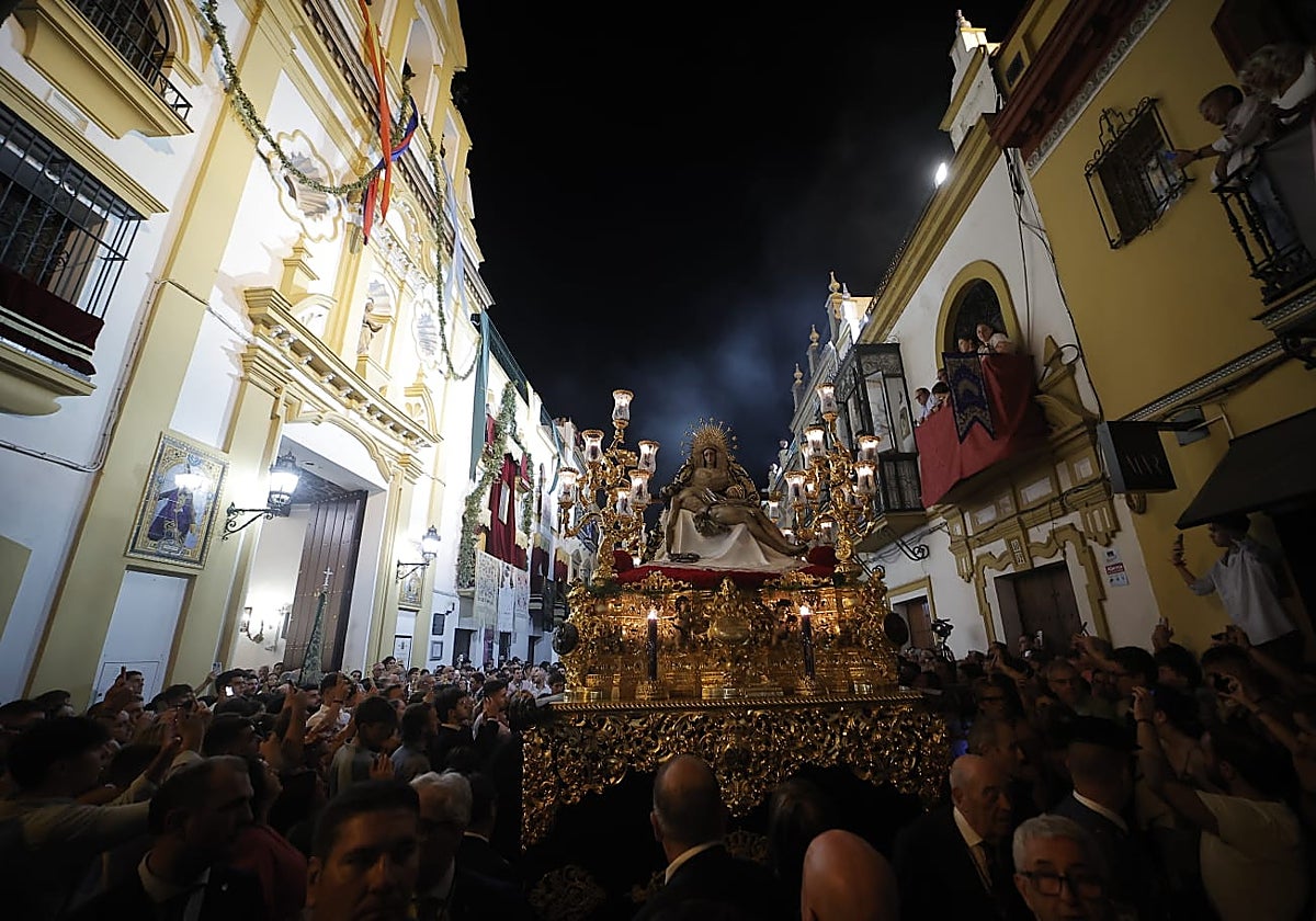 La Piedad del Baratillo a su paso por la calle Pureza