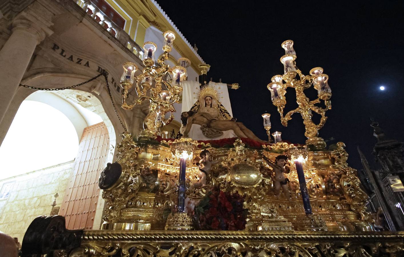 Procesión triunfal de la Virgen de la Piedad del Baratillo tras ser coronada