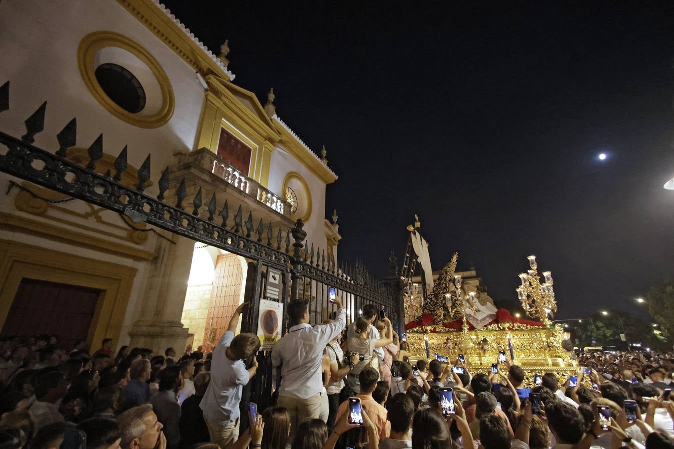 Procesión triunfal de la Virgen de la Piedad del Baratillo tras ser coronada