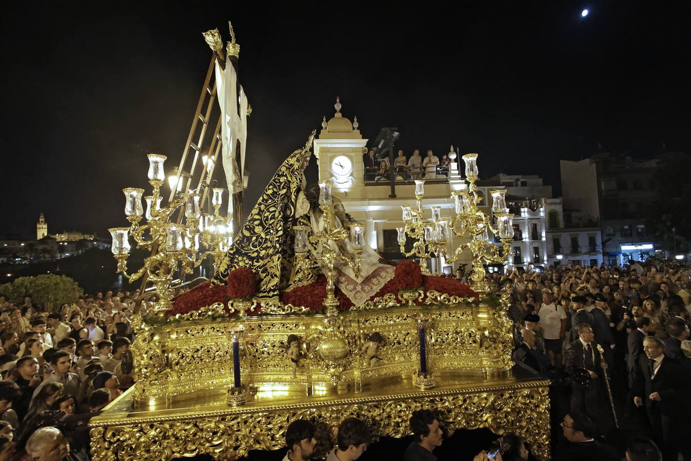 Procesión triunfal de la Virgen de la Piedad del Baratillo tras ser coronada