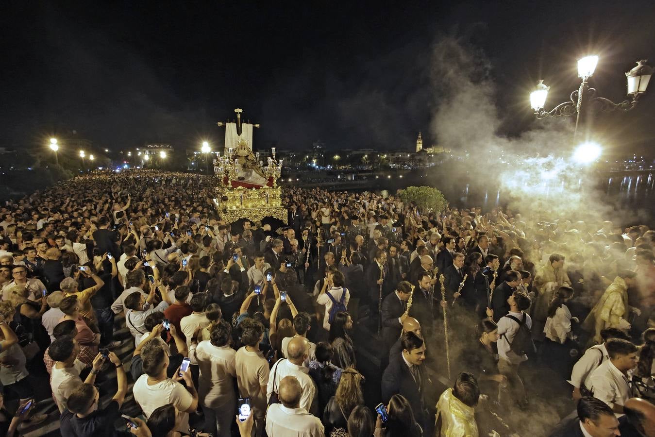 Procesión triunfal de la Virgen de la Piedad del Baratillo tras ser coronada