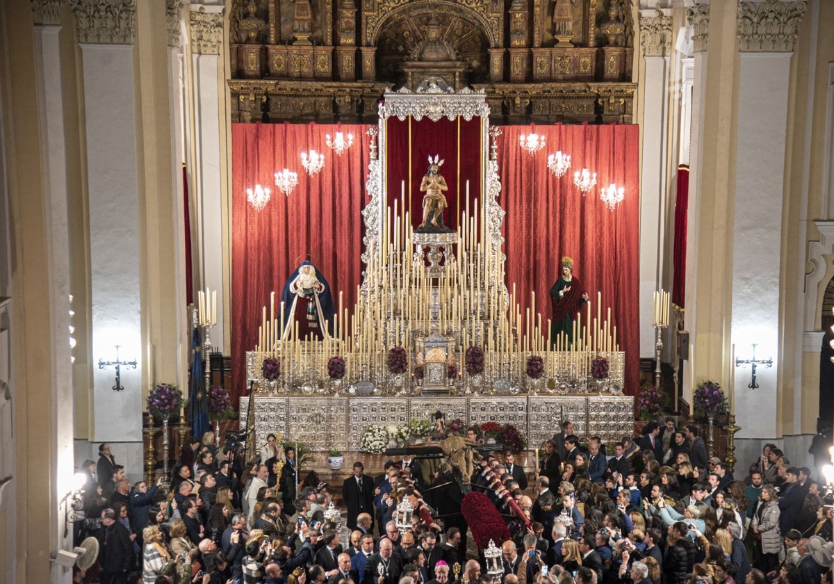 El Cachorro ante los titulares de la Estrella en su viacrucis extraordinario del pasado año