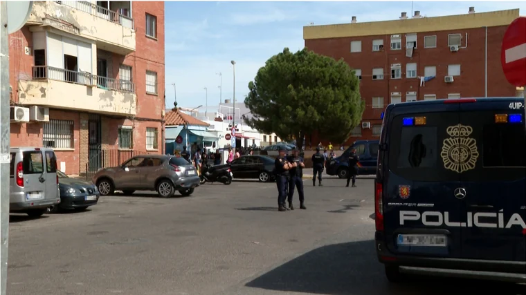 Agentes custodiando uno de los domicilios registrados durante la operación desplegada en Alcalá