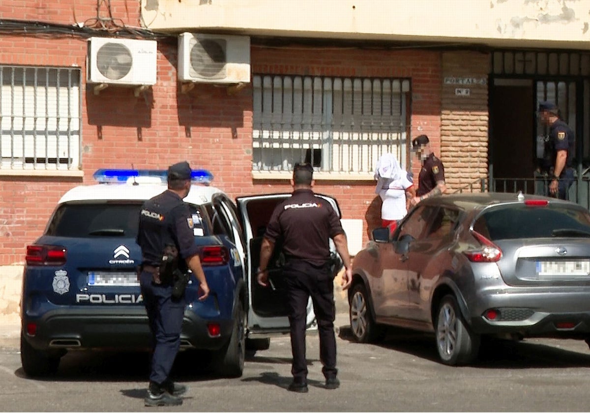 La Policía saca a una de las detenidas en la operación antidroga desplegada en Alcalá