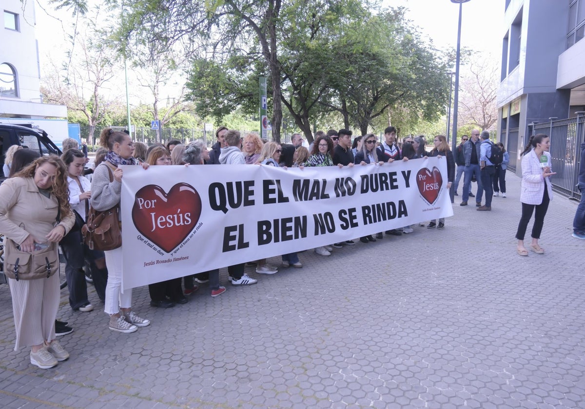 La familia del menor se concentró en la puerta del juzgado durante la celebración del juicio celebrado hace unos meses